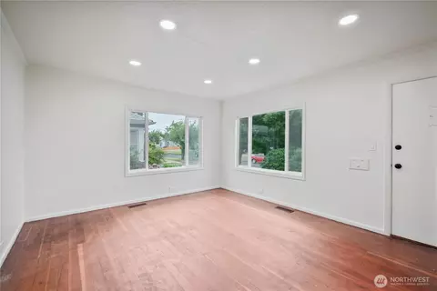 Living - 527 24th Ave, Longview, WA 98632 photo 4 of 4