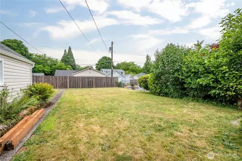 Exterior - 527 24th Ave, Longview, WA 98632 photo 4 of 7