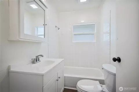 Bath - 527 24th Ave, Longview, WA 98632 photo 1 of 1