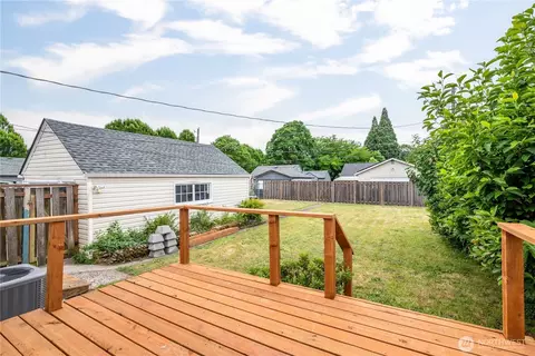 Exterior - 527 24th Ave, Longview, WA 98632 photo 2 of 7
