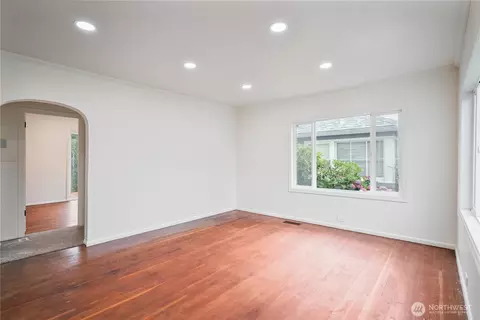 Living - 527 24th Ave, Longview, WA 98632 photo 1 of 4