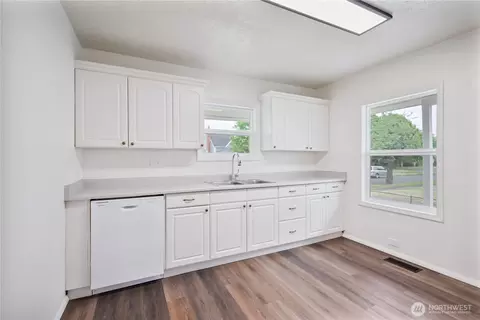Kitchen - 527 24th Ave, Longview, WA 98632 photo 1 of 3