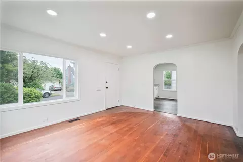 Living - 527 24th Ave, Longview, WA 98632 photo 3 of 4
