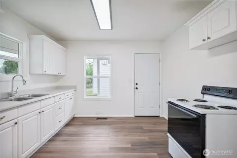 Kitchen - 527 24th Ave, Longview, WA 98632 photo 3 of 3