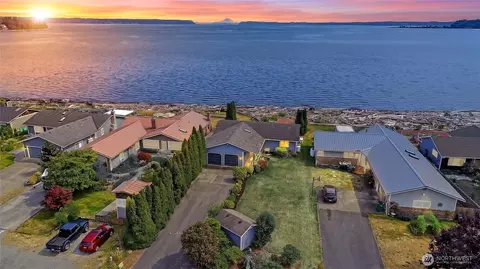 846 Livingston Bay Shore Dr, Camano Island, WA 98282