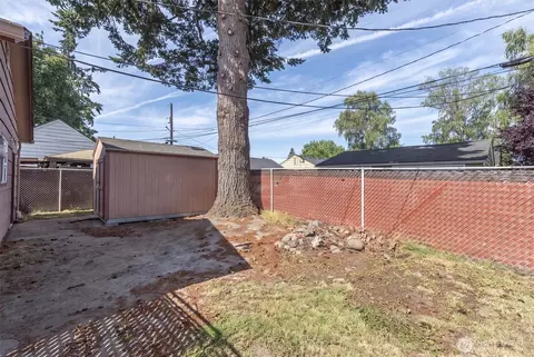 Exterior - 1447 9th Ave, Longview, WA 98632 photo 6 of 6