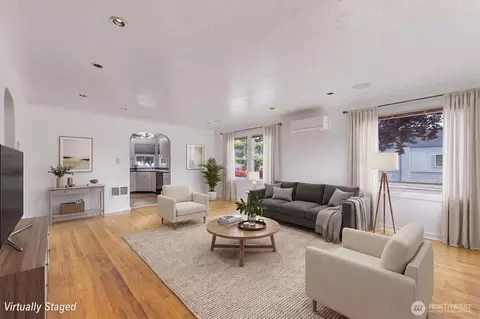 Living - 1447 9th Ave, Longview, WA 98632 photo 2 of 3
