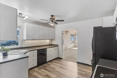 Kitchen - 1447 9th Ave, Longview, WA 98632 photo 3 of 4