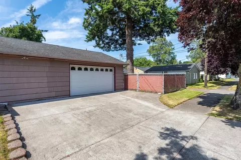 Exterior - 1447 9th Ave, Longview, WA 98632 photo 3 of 6