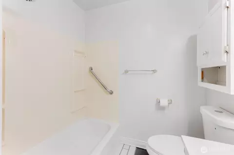 Bath - 1447 9th Ave, Longview, WA 98632 photo 3 of 3