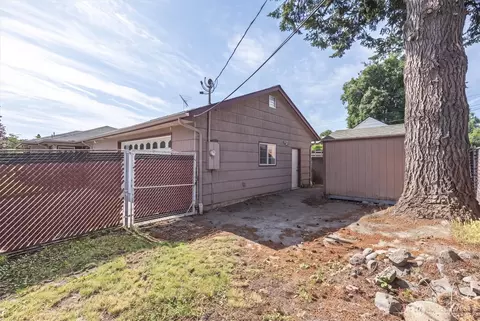 Exterior - 1447 9th Ave, Longview, WA 98632 photo 5 of 6