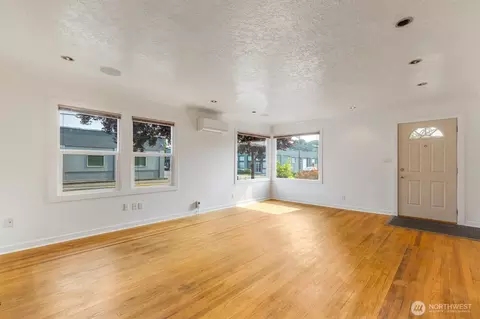 Living - 1447 9th Ave, Longview, WA 98632 photo 3 of 3