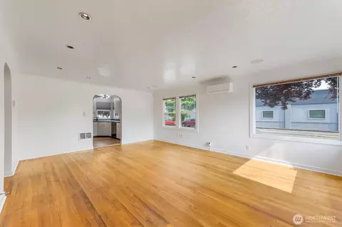 Living - 1447 9th Ave, Longview, WA 98632 photo 1 of 3