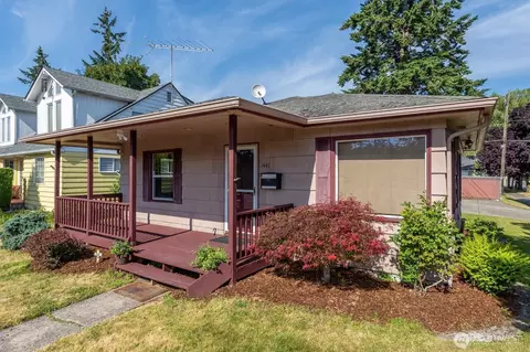 Exterior - 1447 9th Ave, Longview, WA 98632 photo 2 of 6