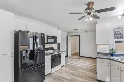 Kitchen - 1447 9th Ave, Longview, WA 98632 photo 4 of 4