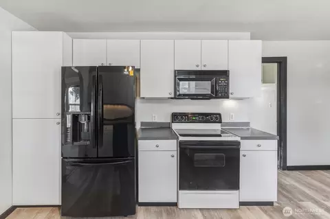 Kitchen - 1447 9th Ave, Longview, WA 98632 photo 2 of 4