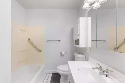 Bath - 1447 9th Ave, Longview, WA 98632 photo 1 of 3