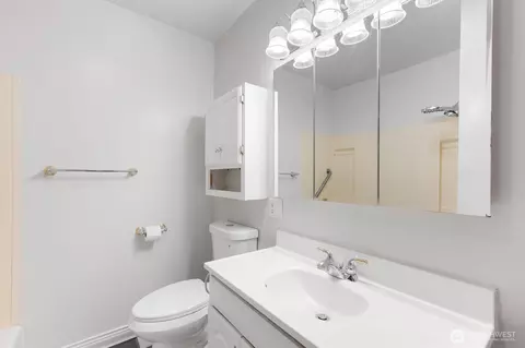 Bath - 1447 9th Ave, Longview, WA 98632 photo 2 of 3