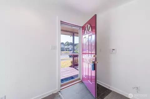 Entry Way - 1447 9th Ave, Longview, WA 98632 photo 1 of 1