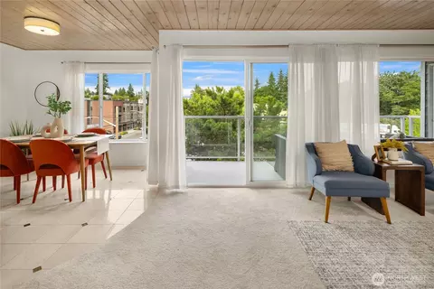 5249 40th Ave NE #402, Seattle, WA 98105