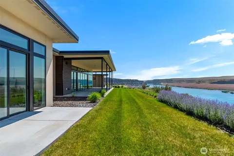 9665 Ridgeview Dr NW, Quincy, WA 98848