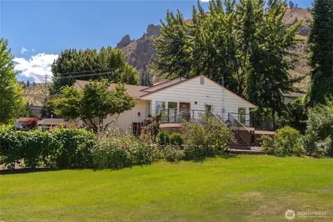 1310 Red Apple Rd, Wenatchee, WA 98801