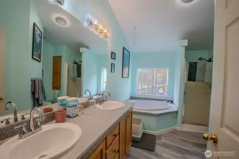 Bath - 561 Cedar Hill Rd, Eastsound, WA 98245 photo 2 of 4