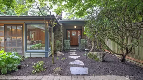 10555 SE 28th St, Beaux Arts Village, WA 98004