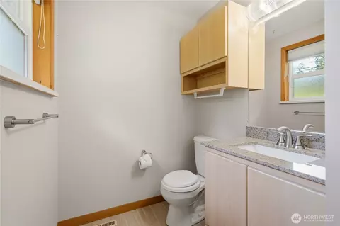 Bath - 18108 SE 440th St, Enumclaw, WA 98022 photo 3 of 5