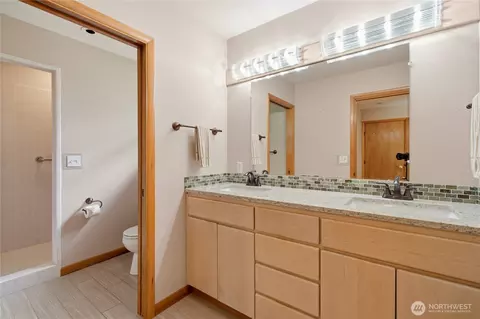 Bath - 18108 SE 440th St, Enumclaw, WA 98022 photo 2 of 5
