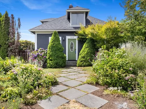 1218 E Marine View Dr, Everett, WA 98201