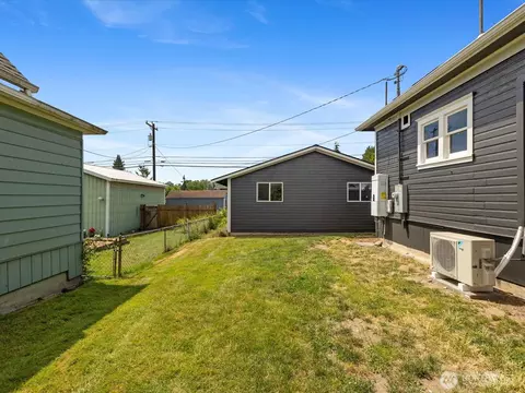 Exterior - 1218 E Marine View Dr, Everett, WA 98201 photo 7 of 8
