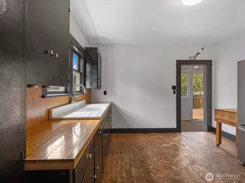 Kitchen - 1218 E Marine View Dr, Everett, WA 98201 photo 1 of 2