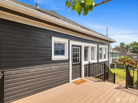 Exterior - 1218 E Marine View Dr, Everett, WA 98201 photo 3 of 8