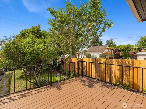 Exterior - 1218 E Marine View Dr, Everett, WA 98201 photo 4 of 8