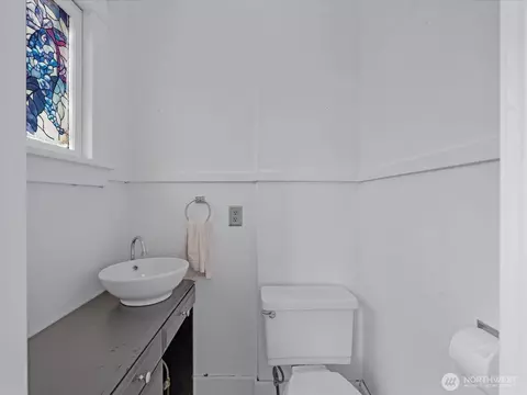 Bath - 1218 E Marine View Dr, Everett, WA 98201 photo 2 of 2