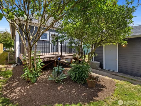 Exterior - 1218 E Marine View Dr, Everett, WA 98201 photo 8 of 8
