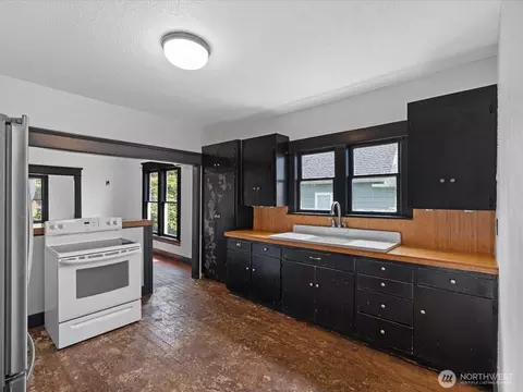 Kitchen - 1218 E Marine View Dr, Everett, WA 98201 photo 2 of 2