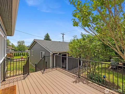 Exterior - 1218 E Marine View Dr, Everett, WA 98201 photo 6 of 8