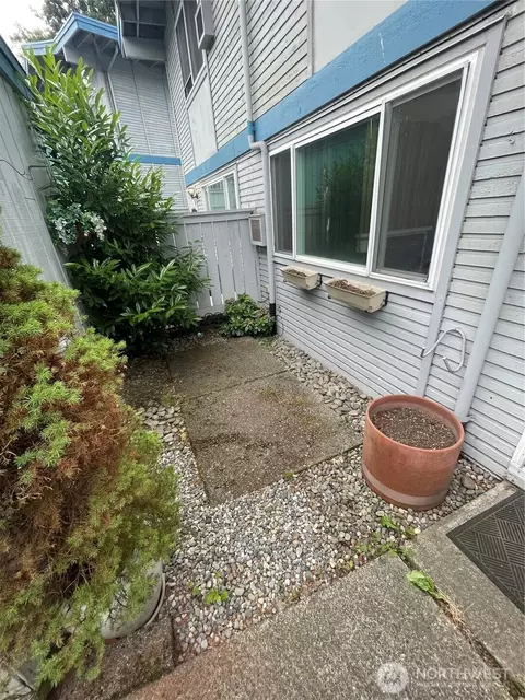 2305 S Pinebrook Ln, Des Moines, WA 98198