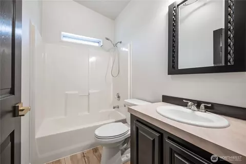 Bath - 105 Robin Ct, Longview, WA 98632 photo 3 of 3