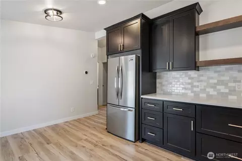 Kitchen - 105 Robin Ct, Longview, WA 98632 photo 2 of 3