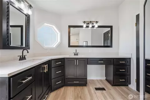 Bath - 105 Robin Ct, Longview, WA 98632 photo 1 of 3