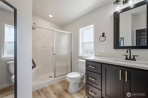 Bath - 105 Robin Ct, Longview, WA 98632 photo 2 of 3