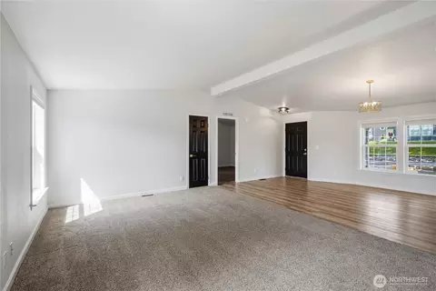 Living - 105 Robin Ct, Longview, WA 98632 photo 1 of 3
