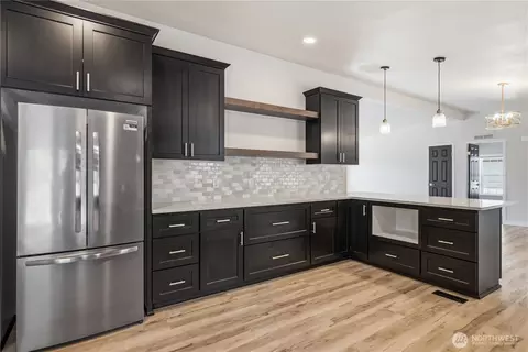 Kitchen - 105 Robin Ct, Longview, WA 98632 photo 3 of 3