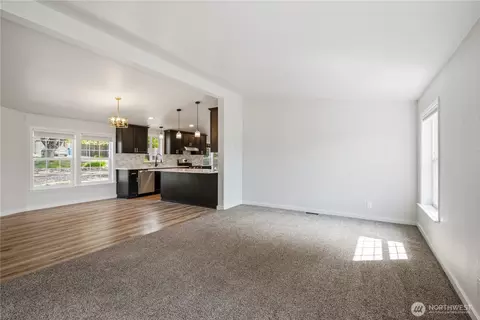 Living - 105 Robin Ct, Longview, WA 98632 photo 2 of 3