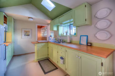 Kitchen - 8278 Orcas Rd, Orcas Island, WA 98280 photo 1 of 2