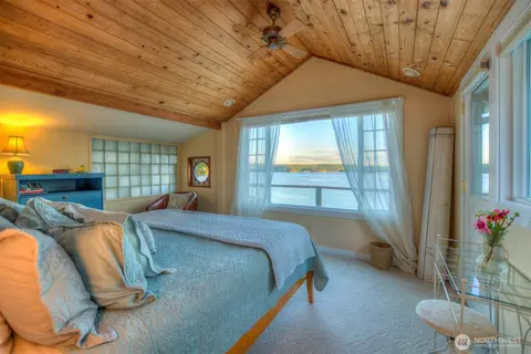Bedroom - 8278 Orcas Rd, Orcas Island, WA 98280 photo 3 of 6