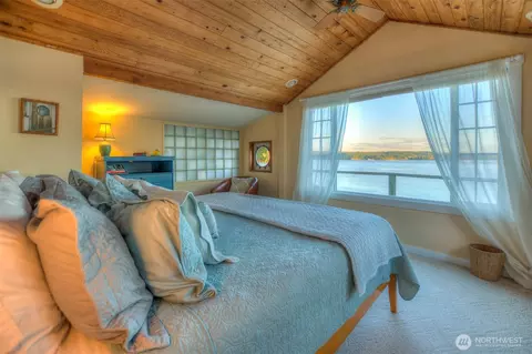 Bedroom - 8278 Orcas Rd, Orcas Island, WA 98280 photo 2 of 6